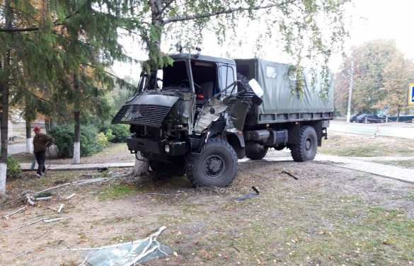 Грузовик ВСУ въехал в дерево, есть пострадавший (ФОТО, ВИДЕО) | Русская весна