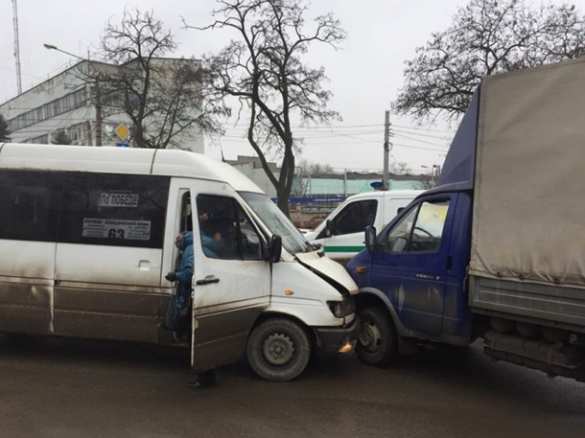 В Запорожье маршрутка врезалась в грузовик с военными ВСУ (ФОТО) | Русская весна