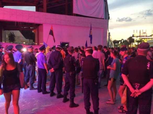 Одесская милиция разогнала активистов Майдана, пытавшихся сорвать концерт Ани Лорак (фото, видео) | Русская весна