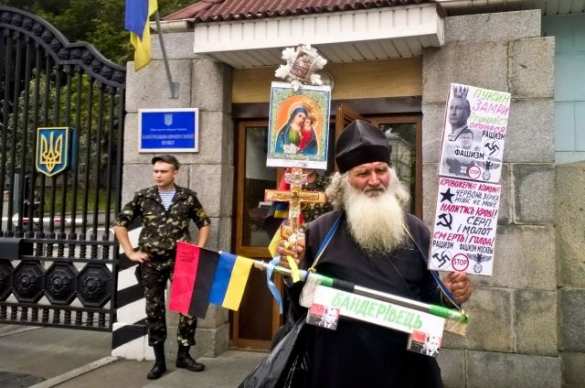Пикет у резиденции Порошенко в Киеве уже идет, завтра обещают приехать нацгвардейцы из-под Иловайска с автоматами (фото) | Русская весна