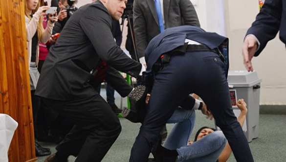 Полуголая украинка напала на президента Чехии (ФОТО, ВИДЕО) | Русская весна