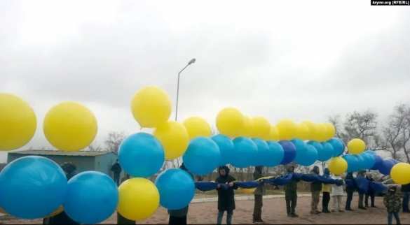 Украинские «активисты» запустили с границы флаг Украины с посланиями для крымчан (ФОТО) | Русская весна