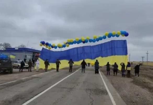 Украинские «активисты» запустили с границы флаг Украины с посланиями для крымчан (ФОТО) | Русская весна