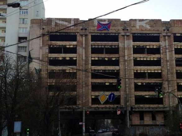 Флаг Новороссии гордо реет над Киевом (фото) | Русская весна