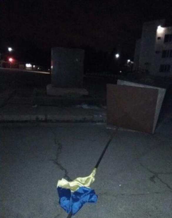 Под Харьковом мужчина на тракторе взял на таран постамент с флагом Украины (ФОТО) | Русская весна