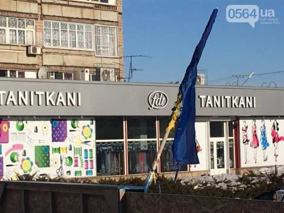 У памятника «героям АТО» в Кривом Роге сожгли украинский флаг (ФОТО) | Русская весна