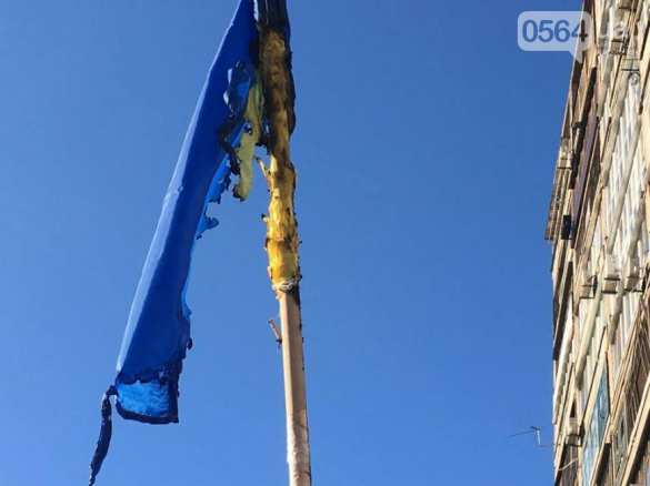 У памятника «героям АТО» в Кривом Роге сожгли украинский флаг (ФОТО) | Русская весна