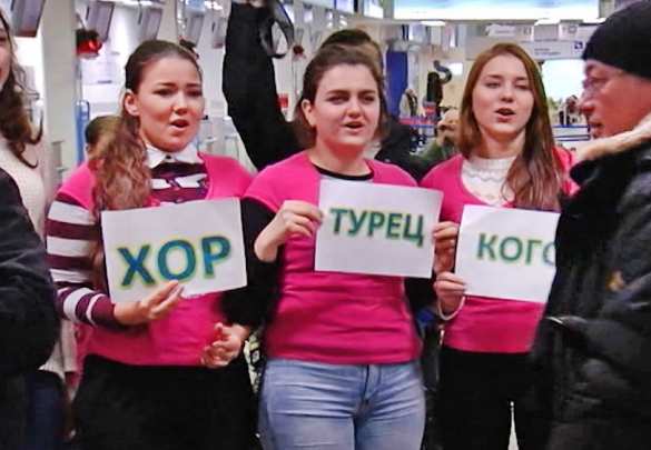 В аэропорту Ростова-на-Дону волонтеры  с участием певцов «Хора Турецкого» исполнили «Надежду» (ФОТО, ВИДЕО) | Русская весна