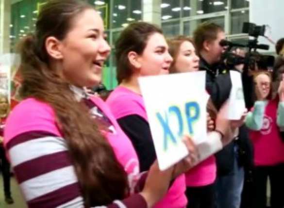 В аэропорту Ростова-на-Дону волонтеры  с участием певцов «Хора Турецкого» исполнили «Надежду» (ФОТО, ВИДЕО) | Русская весна