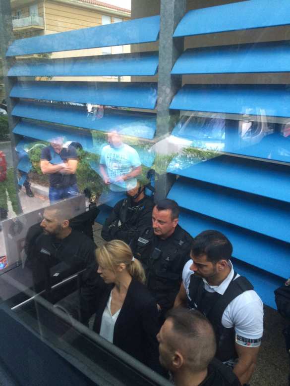 СРОЧНО: Французский спецназ блокировал автобус с российскими болельщиками и выводит людей из салона (ФОТО, ВИДЕО) | Русская весна