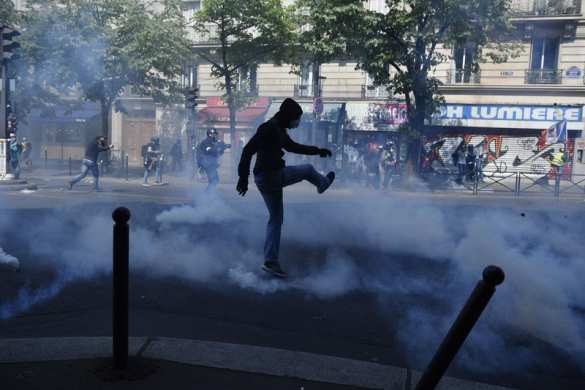 Протесты в Париже: горящие автомобили, столкновения с полицией и слезоточивый газ (ФОТО, ВИДЕО) | Русская весна