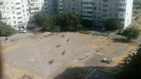 Типичная Украина: В Мариуполе посреди футбольного поля установили лавки (ФОТО) | Русская весна