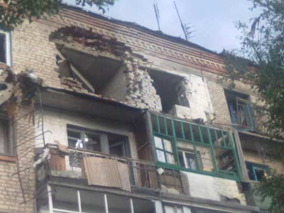 Лутугино в огне: взорванные дома, поврежденные церкви, сожженные здания (Фотолента) | Русская весна