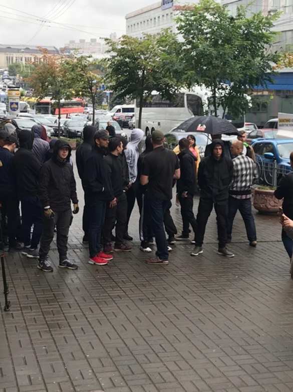 Боевики Порошенко ворвались в Госбюро расследований (ФОТО) | Русская весна