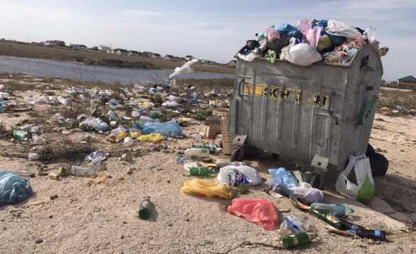 Горы отходов и слив канализации: как уничтожают морское побережье в Геническе (ФОТО) | Русская весна