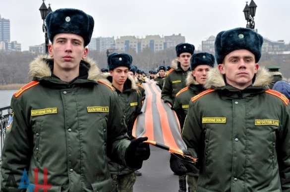 400-метровую георгиевскую ленту пронесли сегодня по центру Донецка (ФОТО) | Русская весна