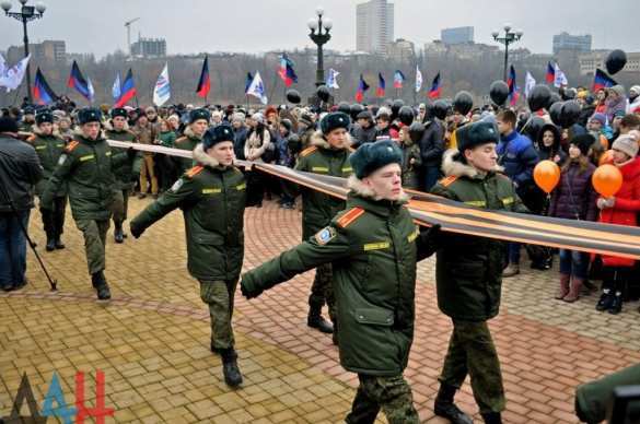 400-метровую георгиевскую ленту пронесли сегодня по центру Донецка (ФОТО) | Русская весна