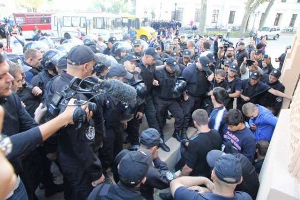 Полиция Одессы нежно задержала противников гей-парада (ФОТО) | Русская весна