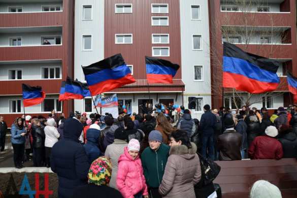 Глава ДНР вручил ключи от новых квартир жителям Юнокоммунаровска, потерявшим жилье из-за боев (ФОТО) | Русская весна