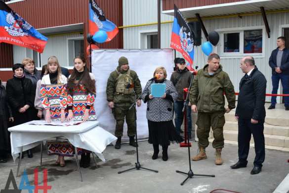 Глава ДНР вручил ключи от новых квартир жителям Юнокоммунаровска, потерявшим жилье из-за боев (ФОТО) | Русская весна