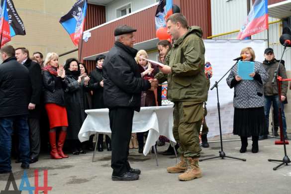 Глава ДНР вручил ключи от новых квартир жителям Юнокоммунаровска, потерявшим жилье из-за боев (ФОТО) | Русская весна