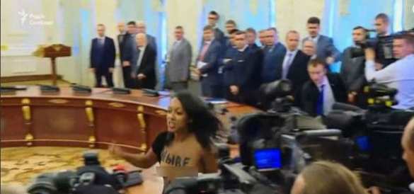 В администрации Порошенко Лукашенко показали голую грудь (ВИДЕО, ФОТО 18+) | Русская весна