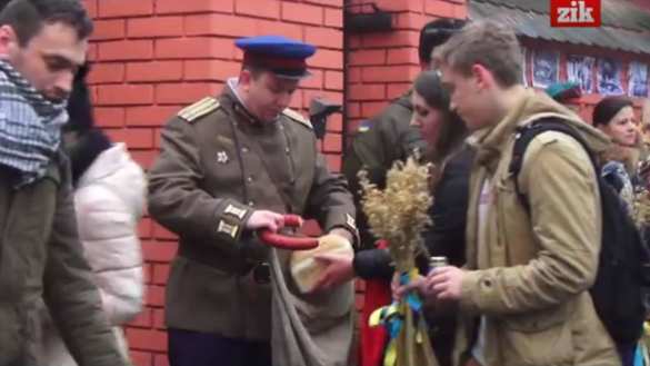 В годовщину Голодомора у консульства России во Львове поставили «НКВДшника», который отбирал у украинцев хлеб и ел колбасу (ФОТО, ВИДЕО) | Русская весна