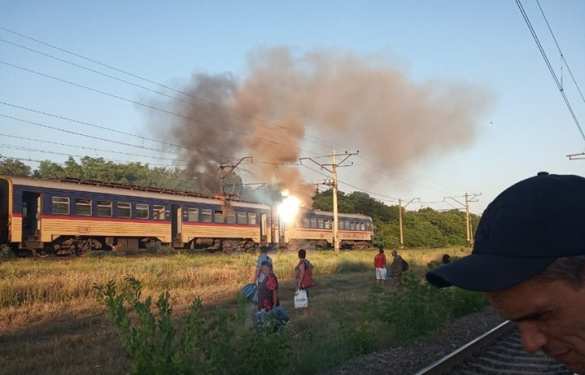 «Все трещало и сверкало» — под Днепропетровском на ходу загорелась электричка (ФОТО, ВИДЕО) | Русская весна