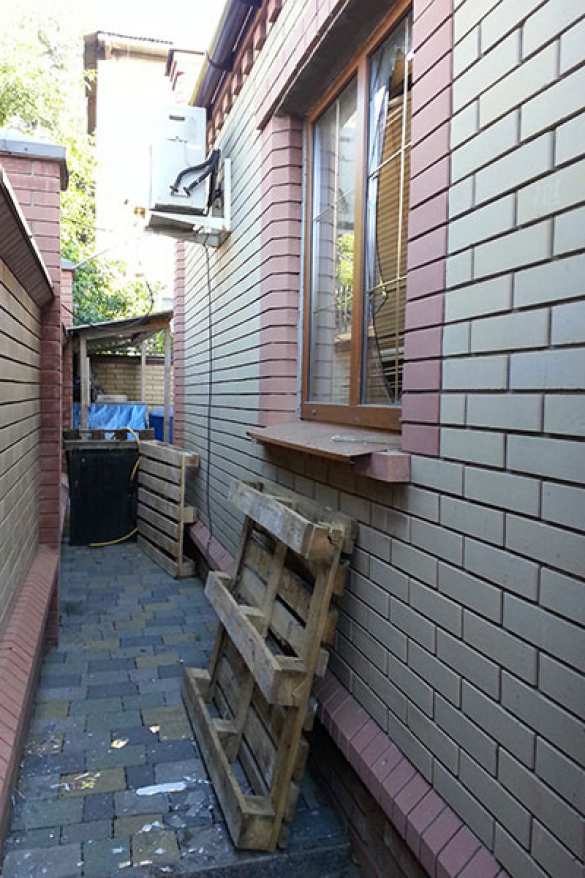 В Горловке артобстрелом повреждено здание епархиального управления (ФОТО) | Русская весна