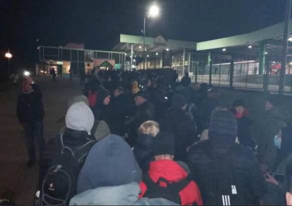 Украинцы штурмуют границу «неньки» со стороны Польши: «родина» назад не пускает (+ФОТО, ВИДЕО) | Русская весна