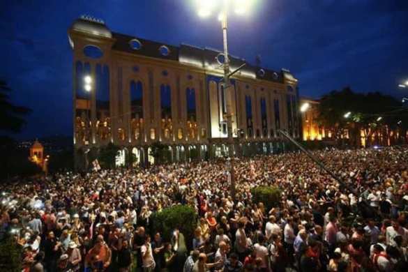 СРОЧНО: В Грузии митингующие штурмуют здание парламента из-за российского депутата (+ФОТО, ВИДЕО) | Русская весна