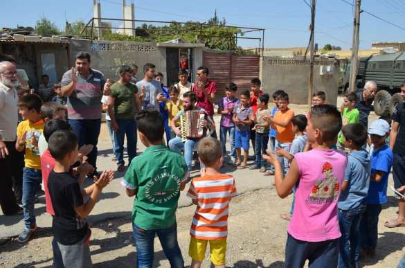 Сирия: Конвой Минобороны РФ был неожиданно встречен красивыми девушками, лезгинкой и баянистом — репортаж РВ (ФОТО, ВИДЕО) | Русская весна