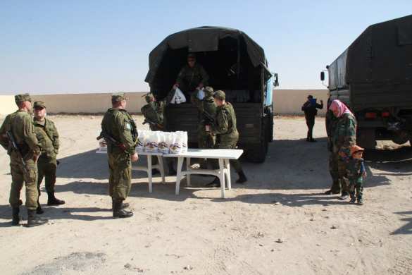 Трогательные кадры: Как освобождённые от боевиков сирийские дети радуются приезду российских военных (+ФОТО) | Русская весна