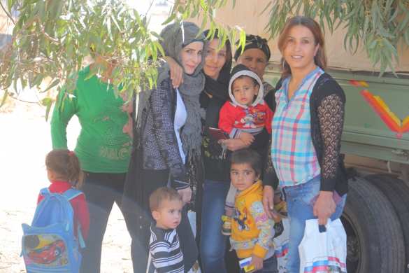 Впервые: Конвой Минобороны прибыл в подконтрольный боевикам анклав в Хомсе (ФОТО) | Русская весна