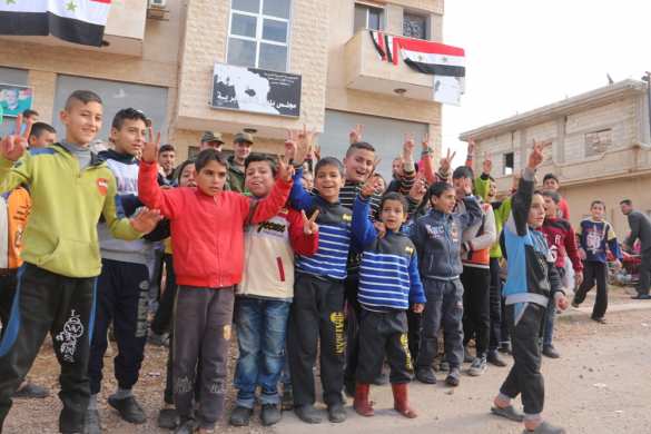 Сирия: российские военные «попали в окружение» к детям в освобожденном от боевиков городе (ФОТО) | Русская весна