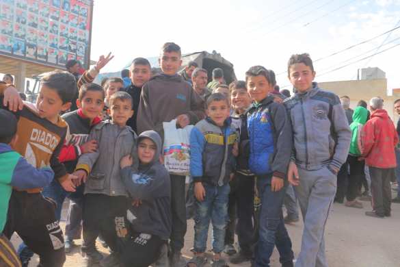 Сирия: российские военные «попали в окружение» к детям в освобожденном от боевиков городе (ФОТО) | Русская весна