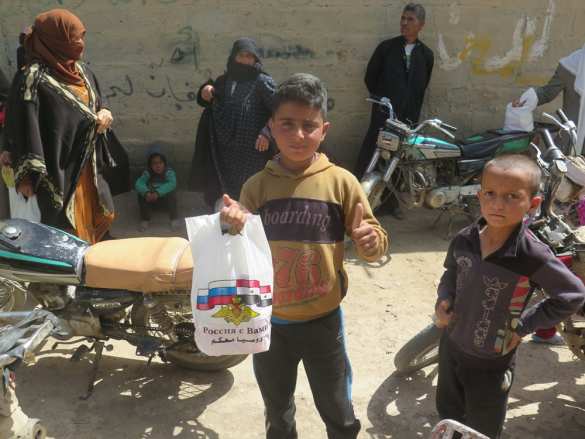 «Руси, шукран!» — российских военных на оккупированном США берегу Евфрата встретили бедуины (ФОТО) | Русская весна