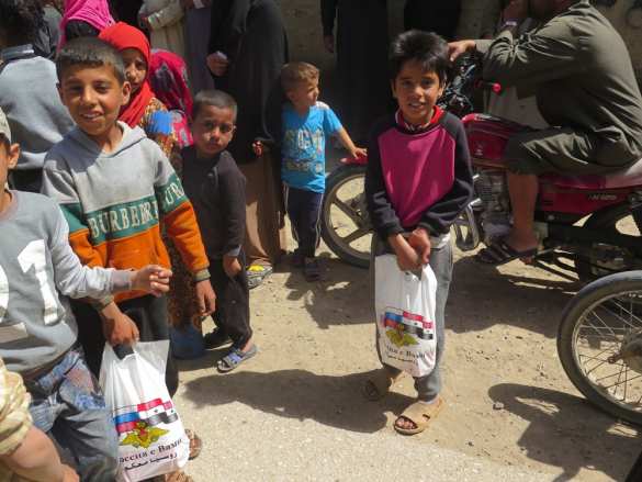 «Руси, шукран!» — российских военных на оккупированном США берегу Евфрата встретили бедуины (ФОТО) | Русская весна