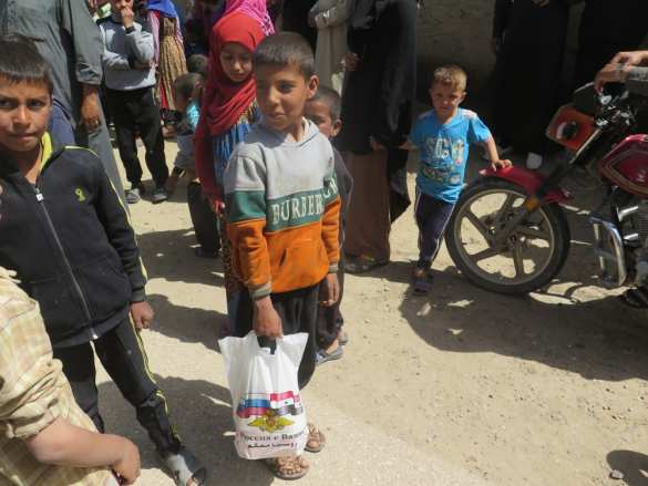 «Руси, шукран!» — российских военных на оккупированном США берегу Евфрата встретили бедуины (ФОТО) | Русская весна