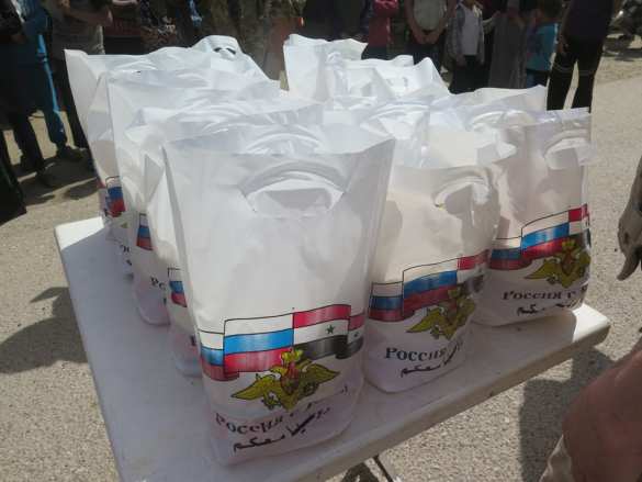 «Руси, шукран!» — российских военных на оккупированном США берегу Евфрата встретили бедуины (ФОТО) | Русская весна