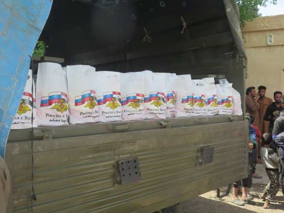 «Руси, шукран!» — российских военных на оккупированном США берегу Евфрата встретили бедуины (ФОТО) | Русская весна