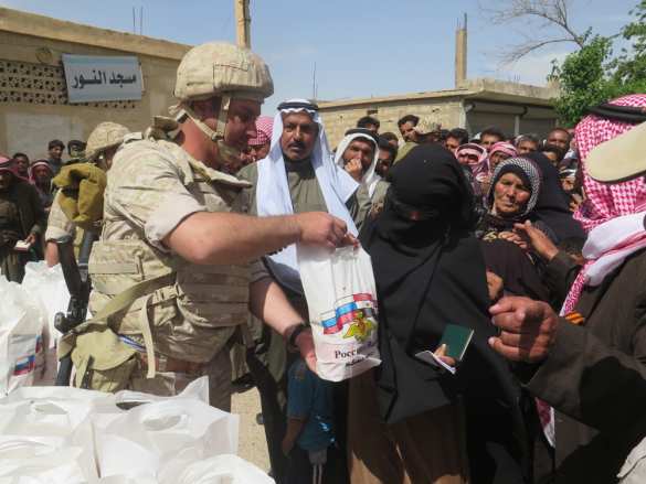 «Руси, шукран!» — российских военных на оккупированном США берегу Евфрата встретили бедуины (ФОТО) | Русская весна