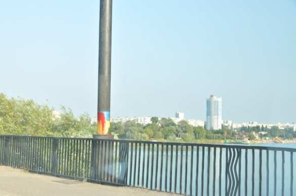 В Харькове продолжают обливать кроваво-красной краской украинскую символику (фото) | Русская весна