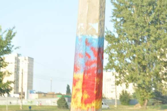 В Харькове продолжают обливать кроваво-красной краской украинскую символику (фото) | Русская весна