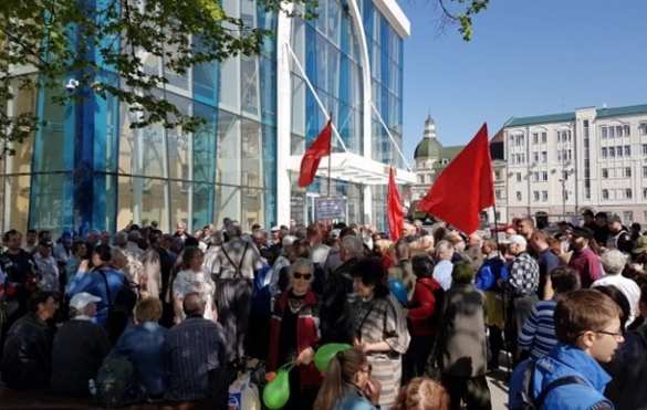 В Харькове первомайскую демонстрацию охраняли с собаками, что не помешало нападению неонацистов (ФОТО, ВИДЕО) | Русская весна