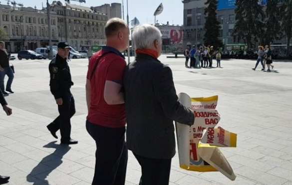 В Харькове первомайскую демонстрацию охраняли с собаками, что не помешало нападению неонацистов (ФОТО, ВИДЕО) | Русская весна
