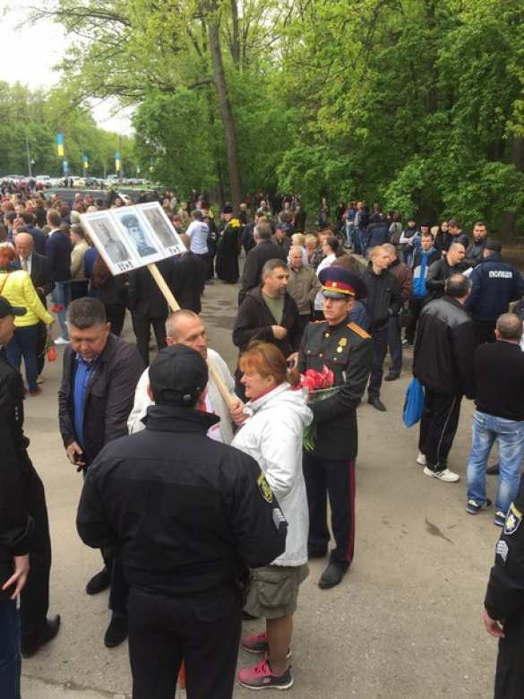 ВАЖНО: В Харькове и Запорожье начались столкновения между неонацистами и участниками «Бессмертного полка» (ФОТО, ВИДЕО) | Русская весна