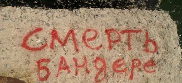 В Харькове продолжают обливать кроваво-красной краской украинскую символику (фото) | Русская весна