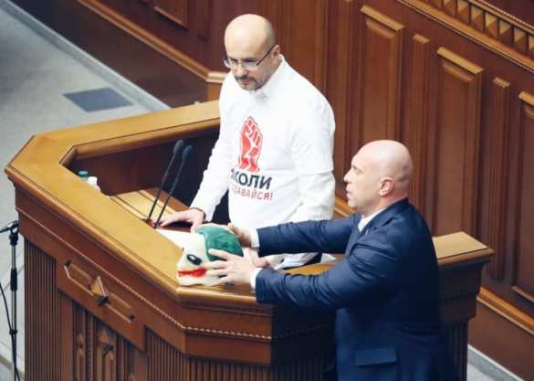 «Нардеп-рукоблуд» Кива пришёл в Раду в маске «Джокера» (ФОТО, ВИДЕО) | Русская весна