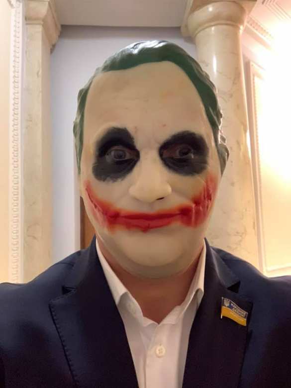 «Нардеп-рукоблуд» Кива пришёл в Раду в маске «Джокера» (ФОТО, ВИДЕО) | Русская весна